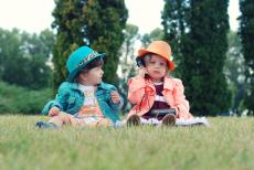 Niño y niña sentados juntos en la hierba